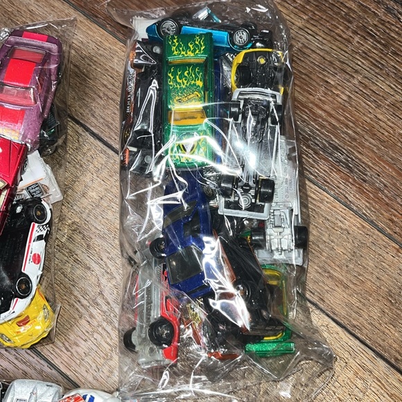 Hot wheels and assorted toy cars - Picture 3 of 7